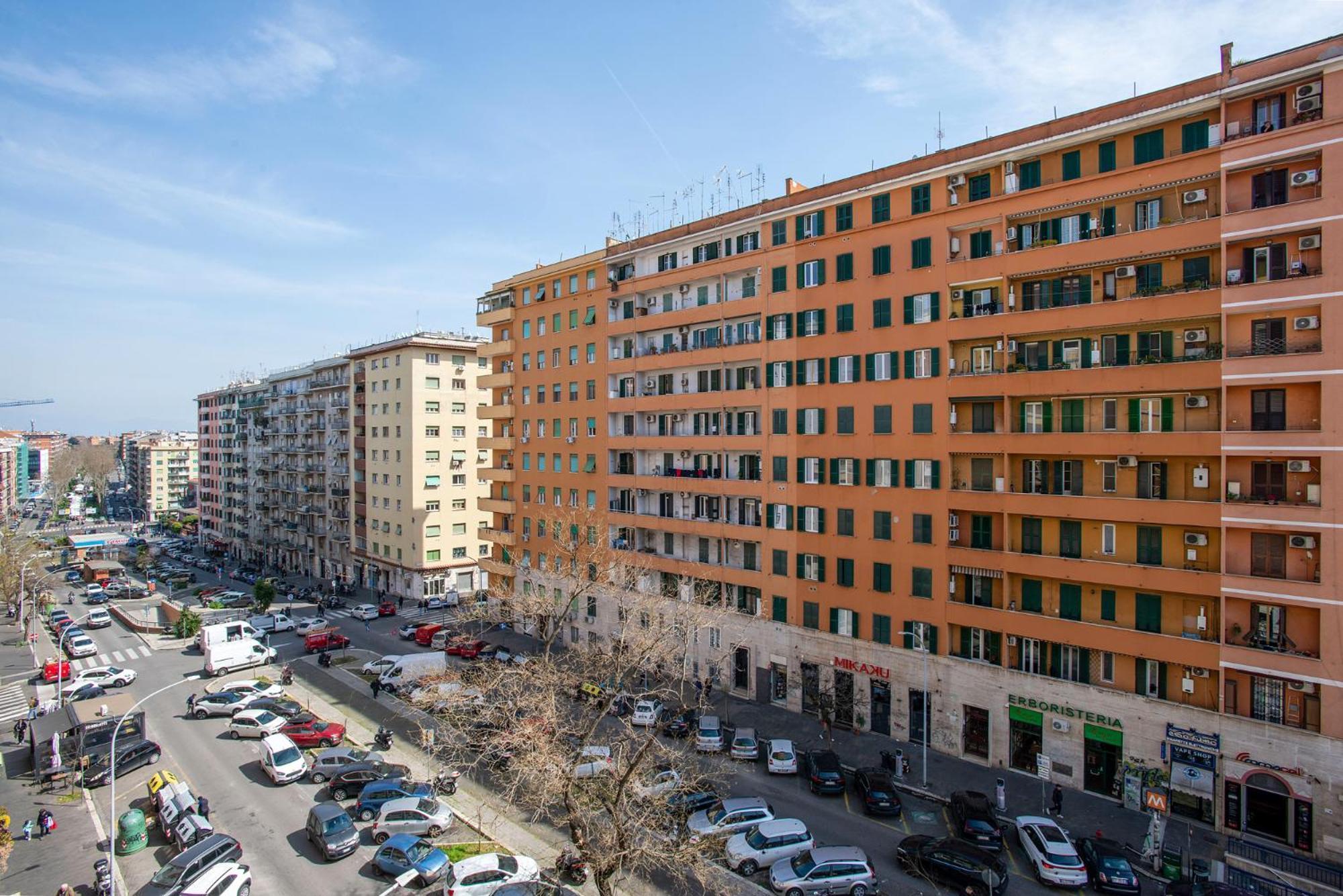 Appartamento Elegant 1bdr Front The Subway Furio Camillo Roma
