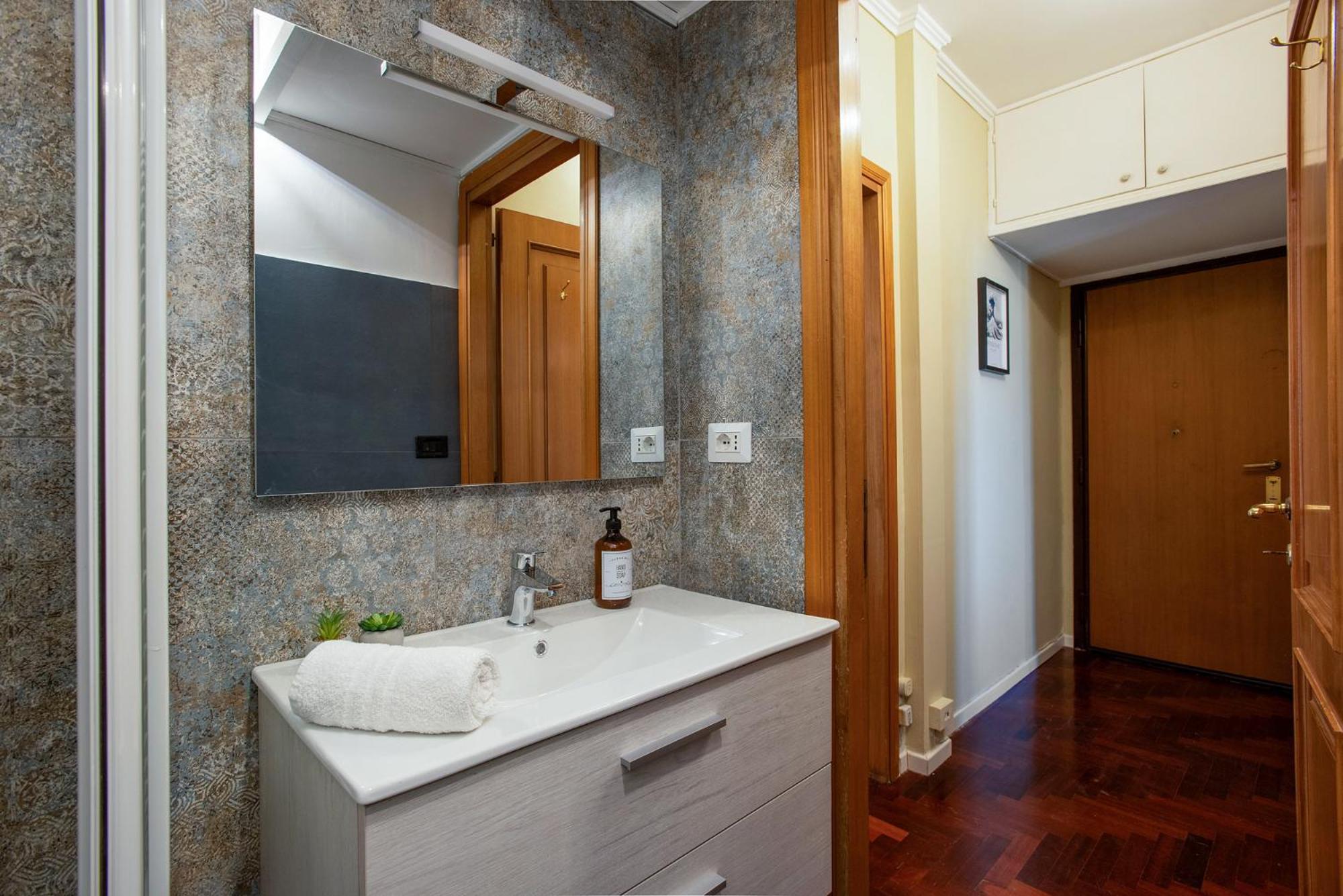 Elegant 1bdr Front The Subway Furio Camillo Appartamento Roma