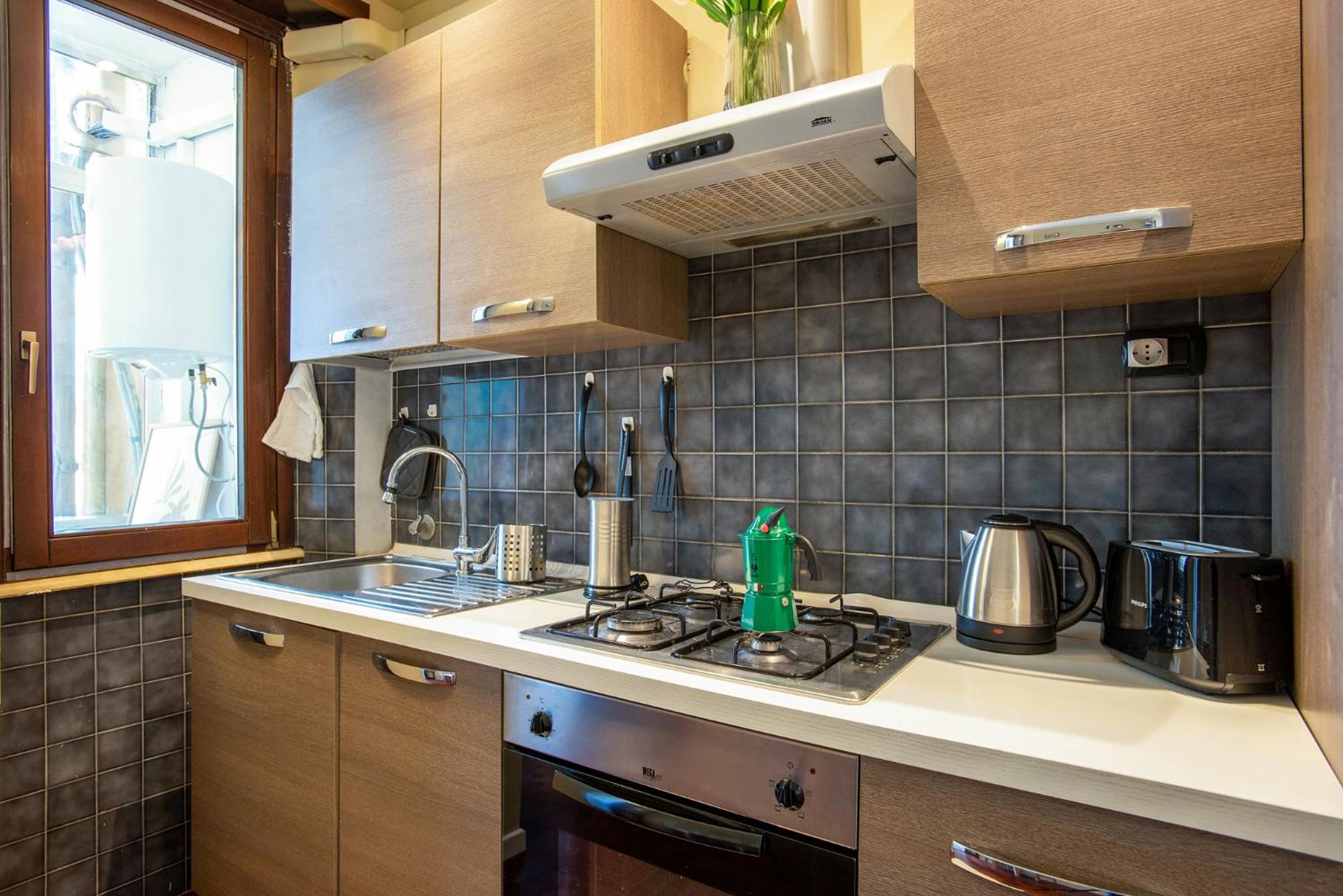 Elegant 1bdr Front The Subway Furio Camillo Appartamento